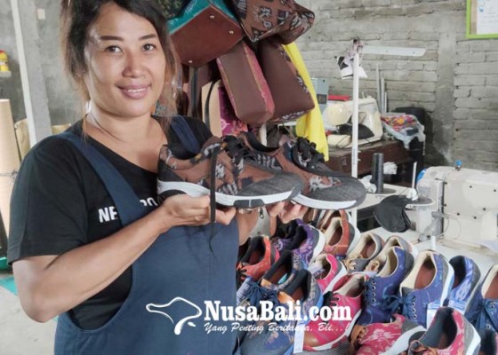 Nusabali.com - dipromosikan-presiden-jokowi-perajin-sepatu-endek-banjir-orderan