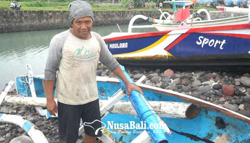 www.nusabali.com-hindari-tertabrak-kapal-lct-nelayan-karangasem-terjun-ke-laut