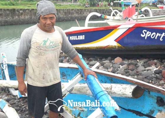 Nusabali.com - hindari-tertabrak-kapal-lct-nelayan-karangasem-terjun-ke-laut