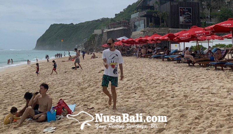www.nusabali.com-wisatawan-pantai-melasti-melesat-hingga-70-persen