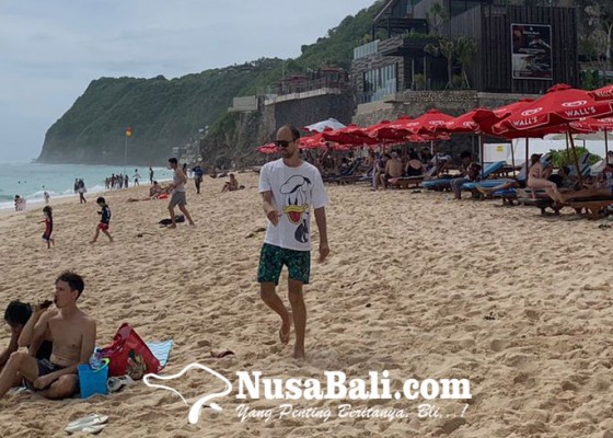 Nusabali.com - wisatawan-pantai-melasti-melesat-hingga-70-persen