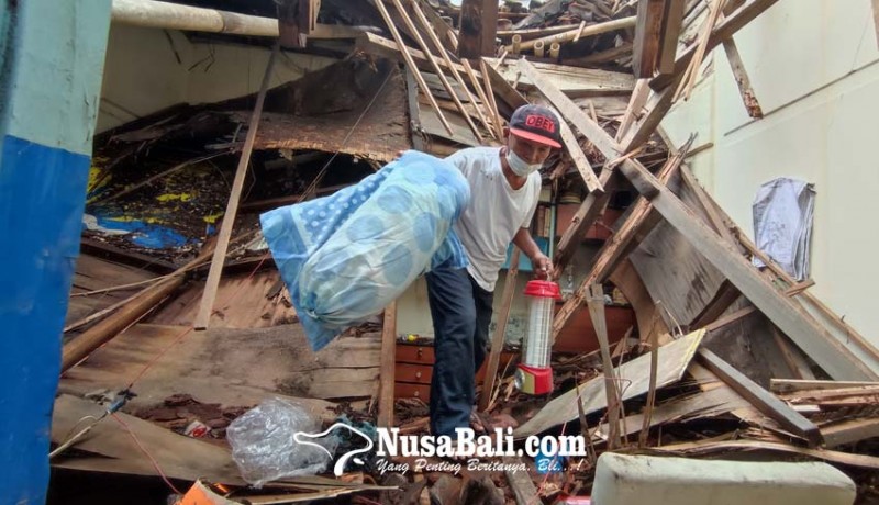 www.nusabali.com-nenek-terjebak-reruntuhan-atap-rumah-ambruk