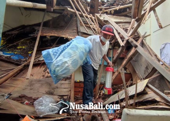 Nusabali.com - nenek-terjebak-reruntuhan-atap-rumah-ambruk