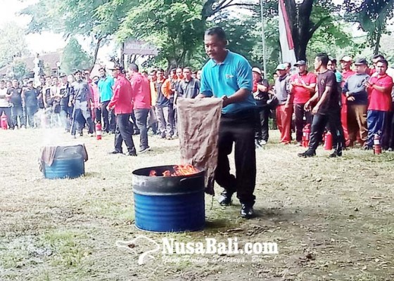 Nusabali.com - ratusan-karyawan-dilatih-memadamkan-api