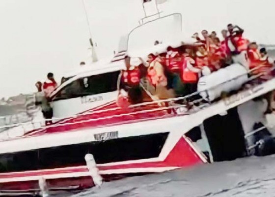 Nusabali.com - kapal-tenggelam-di-perairan-gianyar-saat-angkut-23-wisatawan-asing-nahkoda-kebo-iwa-express-tersangka