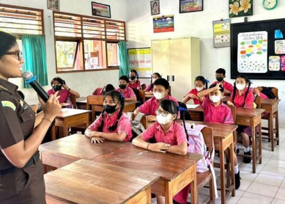 Nusabali.com - jaksa-edukasi-pelajar-terkait-perundungan-melalui-dunia-maya