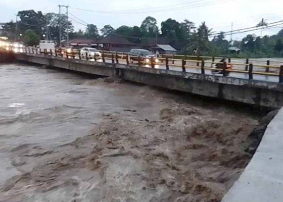 Nusabali.com - air-sungai-biluk-poh-nyaris-kembali-meluap-warga-siaga