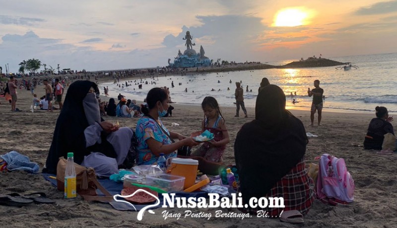 www.nusabali.com-libur-akhir-pekan-wisatawan-serbu-pantai-jerman