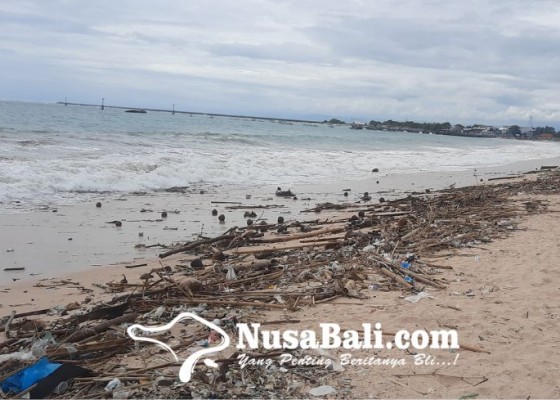 Nusabali.com - pelaku-wisata-kuliner-pantai-kedonganan-keluhkan-sampah-kiriman