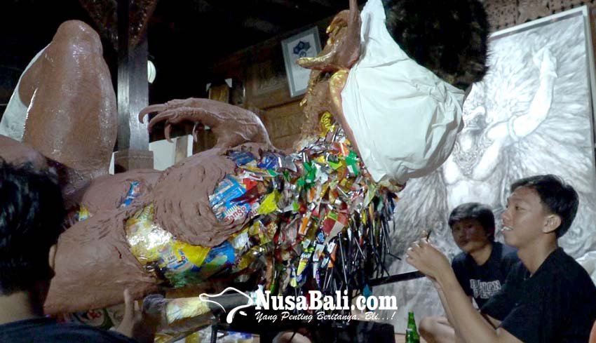 www.nusabali.com-st-dhananjaya-bikin-ogoh-ogoh-berbahan-limbah-plastik