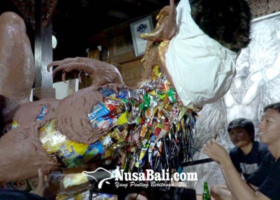 Nusabali.com - st-dhananjaya-bikin-ogoh-ogoh-berbahan-limbah-plastik