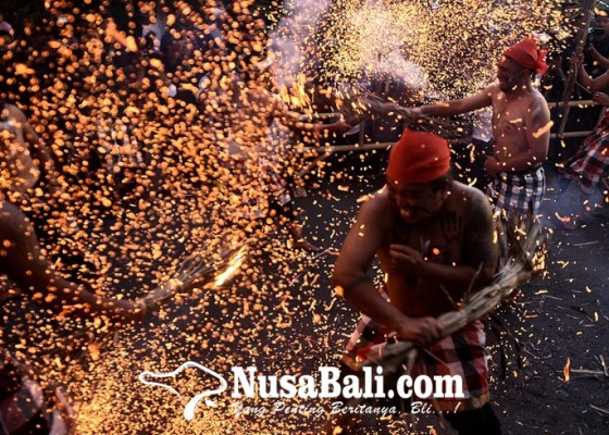 Nusabali.com - tradisi-siat-api-di-desa-adat-duda-dipercaya-sebagai-upacara-pembersihan-sekala-dan-niskala