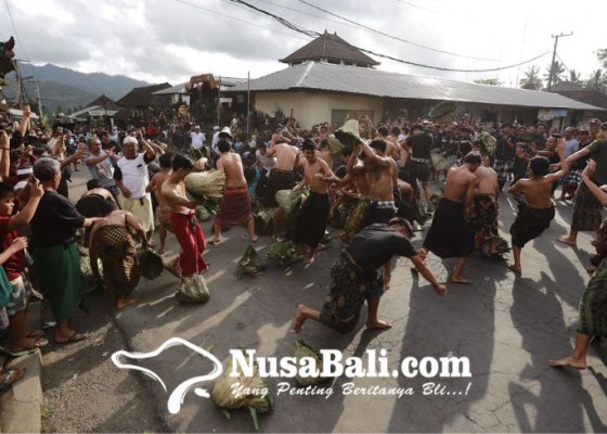 Nusabali.com - seru-dan-unik-tradisi-siat-sarang-di-karangasem-perang-bersenjatakan-alas-bekas-jaja-uli