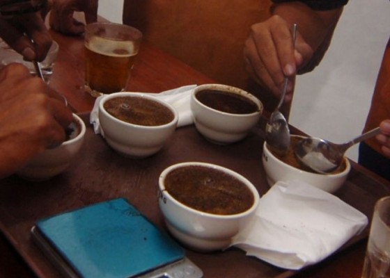 Nusabali.com - wajib-tahu-inilah-khasiat-kopi-campur-pala-bubuk-yang-baik-untuk-kesehatan