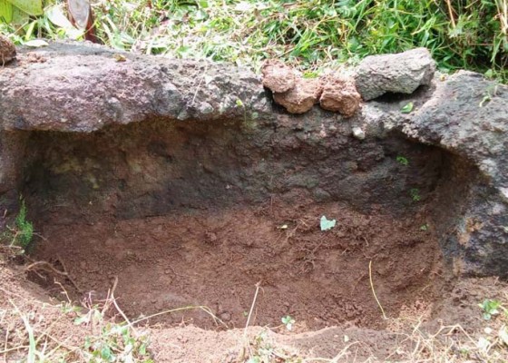 Nusabali.com - warga-temukan-batu-menyerupai-sarkofagus