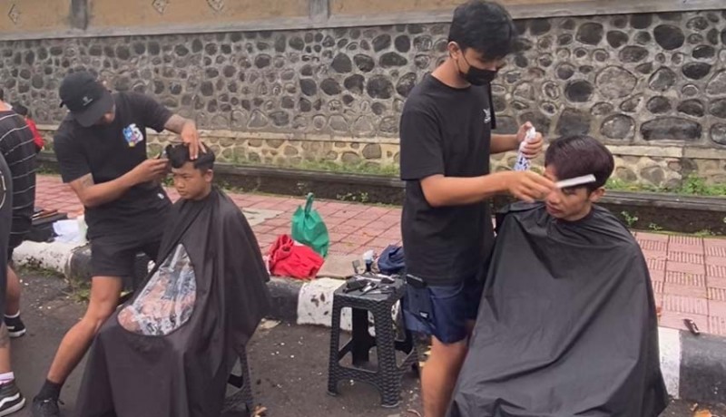 www.nusabali.com-galang-dana-ala-komunitas-barber-singaraja-cukur-rambut-bayar-seikhlasnya