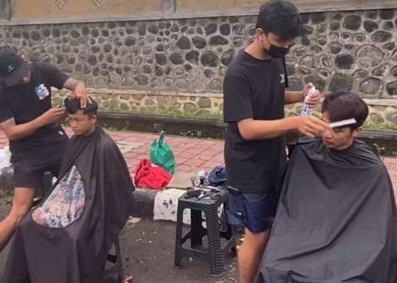 Nusabali.com - galang-dana-ala-komunitas-barber-singaraja-cukur-rambut-bayar-seikhlasnya
