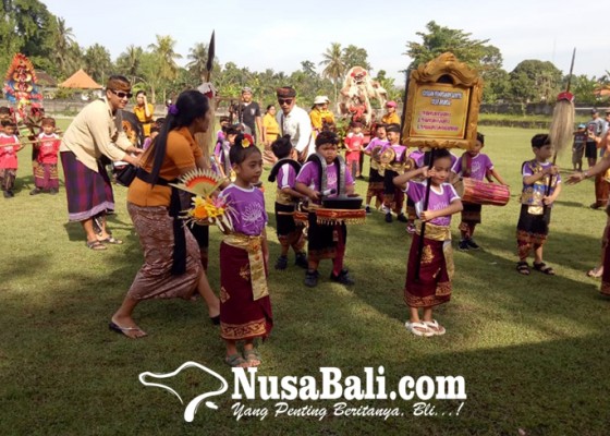 Nusabali.com - serunya-siswa-tk-di-abiansemal-unjuk-gigi-parade-ogoh-ogoh-mini