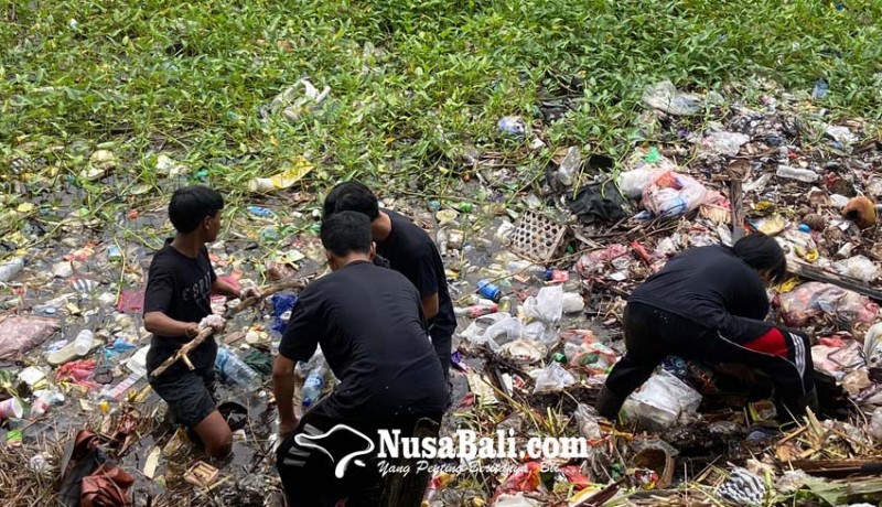 www.nusabali.com-inspiratif-4-remaja-jadi-relawan-pungut-sampah-di-sungai