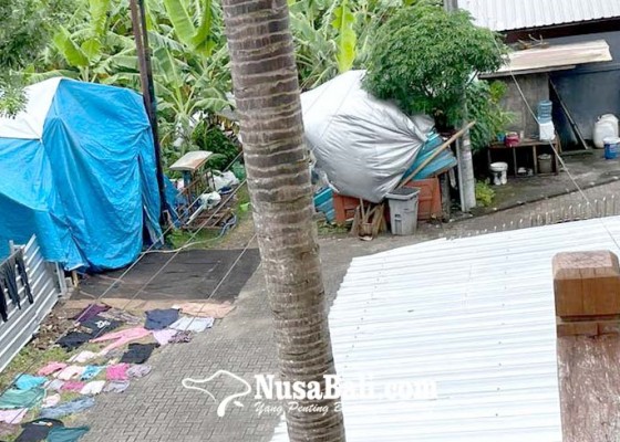 Nusabali.com - ngaku-tak-ingin-jauh-dari-anak-yang-ada-di-slb-pemulung-nekat-tinggal-di-lahan-kosong
