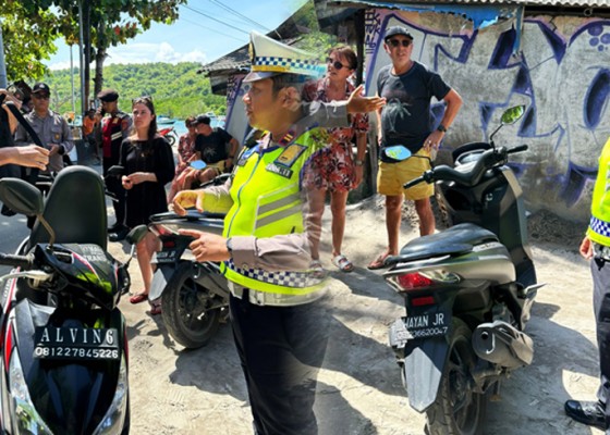 Nusabali.com - pasca-viral-nopol-nyeleneh-polisi-buru-pengendara-langgar-aturan-pelat-kendaraan
