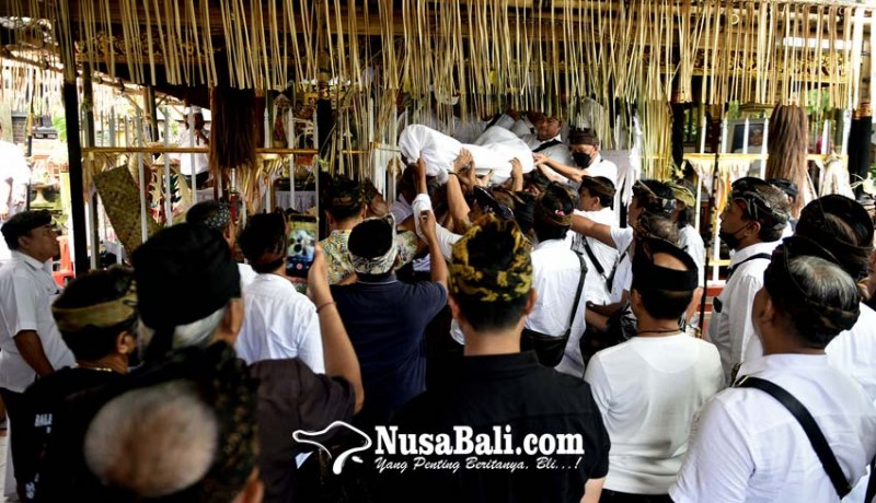 www.nusabali.com-prosesi-malelet-raja-denpasar-ix-berlangsung-haru