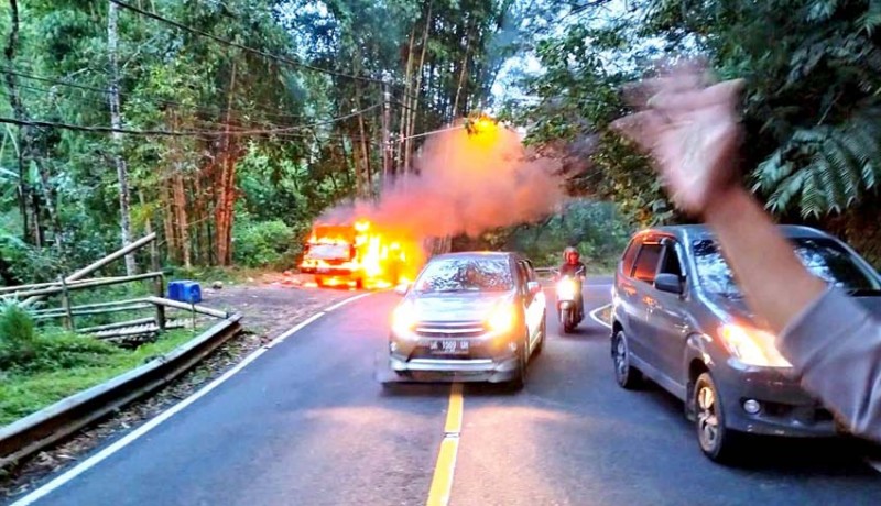 www.nusabali.com-syok-mobilnya-terbakar-sopir-tewas