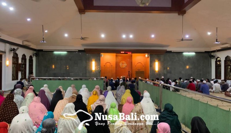 www.nusabali.com-malam-nisfu-syaban-di-masjid-agung-ibnu-batutah-diakhiri-ramah-tamah