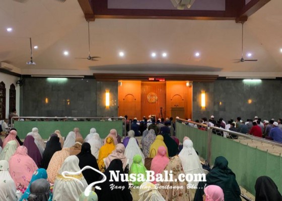 Nusabali.com - malam-nisfu-syaban-di-masjid-agung-ibnu-batutah-diakhiri-ramah-tamah