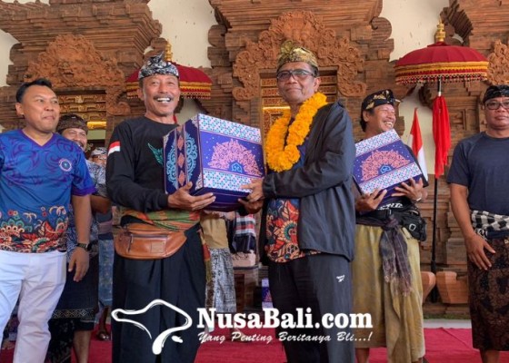 Nusabali.com - bentuk-kepedulian-dan-toleransi-antar-umat-beragama-ika-uii-gelontor-paket-sembako-ke-13-banjar-di-desa-adat-kuta