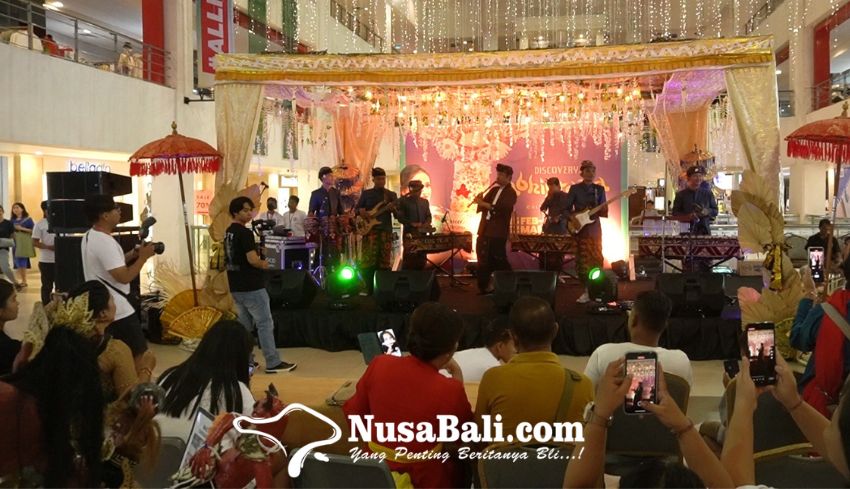 www.nusabali.com-buat-suasana-lebih-intimate-gus-teja-world-music-buai-pengunjung-di-discovery-mall-bali