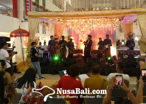 Nusabali.com - buat-suasana-lebih-intimate-gus-teja-world-music-buai-pengunjung-di-discovery-mall-bali