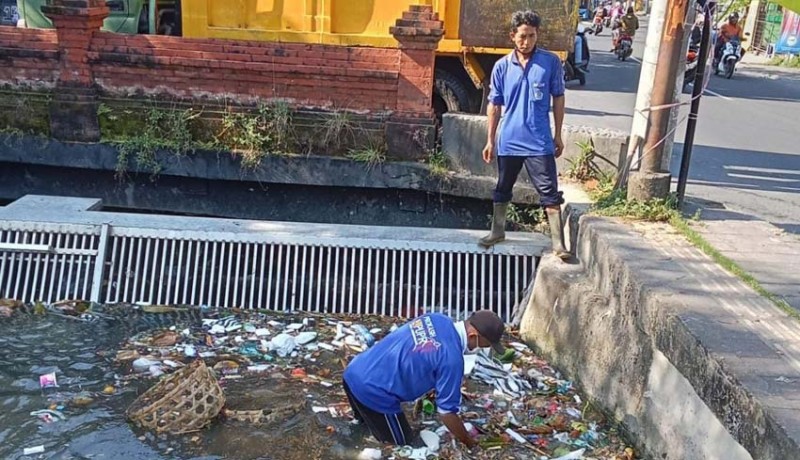 www.nusabali.com-antisipasi-banjir-dinas-pupr-bersihkan-sampah-di-sungai