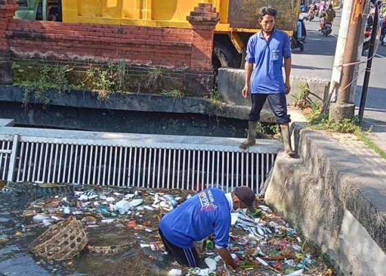 Nusabali.com - antisipasi-banjir-dinas-pupr-bersihkan-sampah-di-sungai