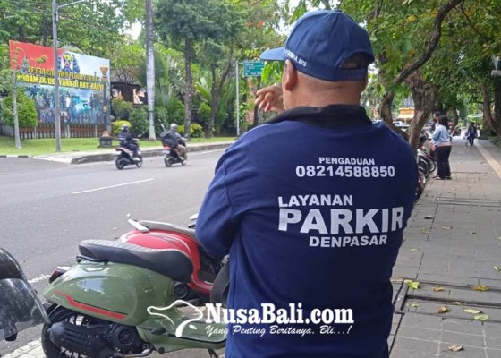 Nusabali.com - kontak-pengaduan-parkir-terpampang-di-baju-jukir-perumda-bps-janji-respons-cepat-keluhan-warga
