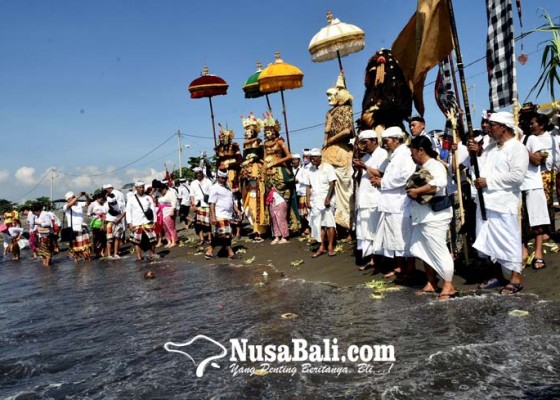 Nusabali.com - melasti-ribuan-umat-hindu-padati-pantai-padanggalak