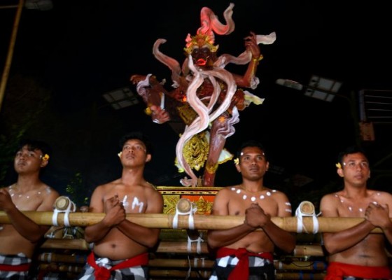 Nusabali.com - parade-ogoh-ogoh-di-kuta-wisatawan-dijadikan-juri