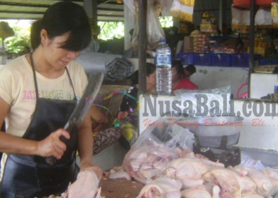 Nusabali.com - daging-ayam-turun-sapi-menembus-rp-115000-per-kg