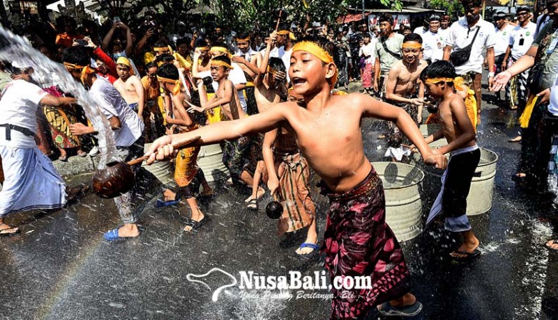 www.nusabali.com-tradisi-siat-yeh-saat-ngembak-gni-di-jimbaran