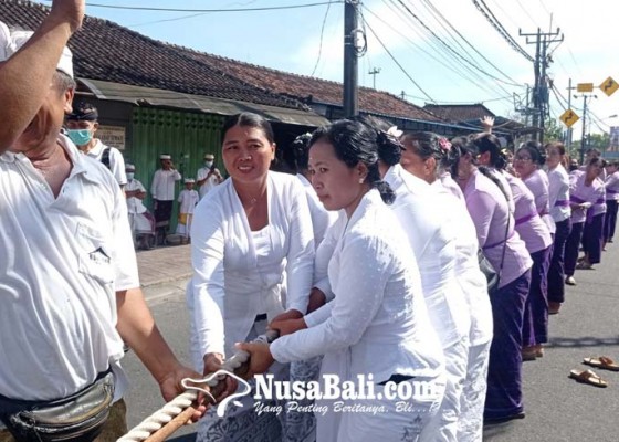 Nusabali.com - tradisi-mbed-mbedan-kembali-digelar-setelah-pandemi-di-desa-adat-semate-mengwi-badung