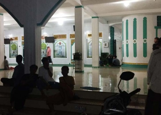 Nusabali.com - tarawih-pertama-di-masjid-jamik-singaraja