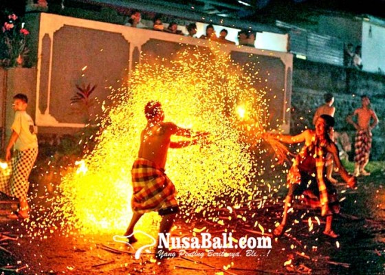 Nusabali.com - tradisi-maamuk-amukan-desa-adat-padangbulia-menetralisir-kekuatan-negatif-di-alam-dan-dalam-diri-manusia