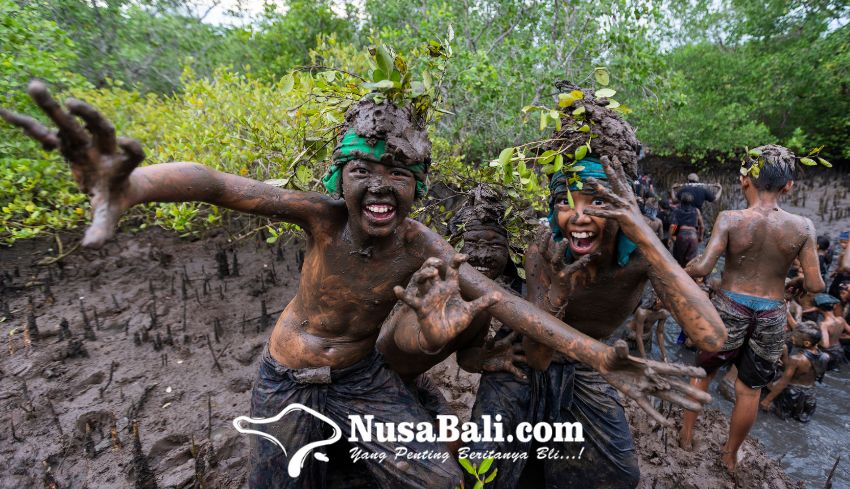 www.nusabali.com-gunakan-media-lumpur-tradisi-mebuug-buugan-desa-adat-kedonganan-jadi-sorotan