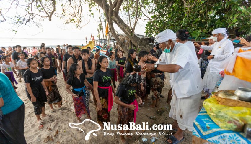 www.nusabali.com-gunakan-media-lumpur-tradisi-mebuug-buugan-desa-adat-kedonganan-jadi-sorotan