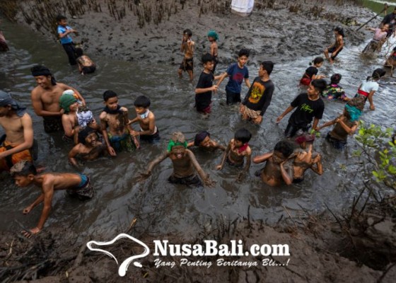 Nusabali.com - gunakan-media-lumpur-tradisi-mebuug-buugan-desa-adat-kedonganan-jadi-sorotan