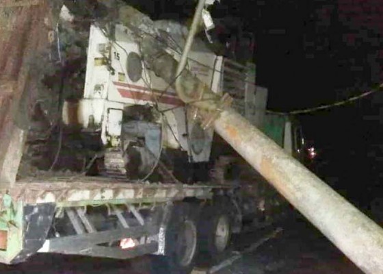 Nusabali.com - kabel-nyangkut-truk-4-tiang-listrik-tumbang