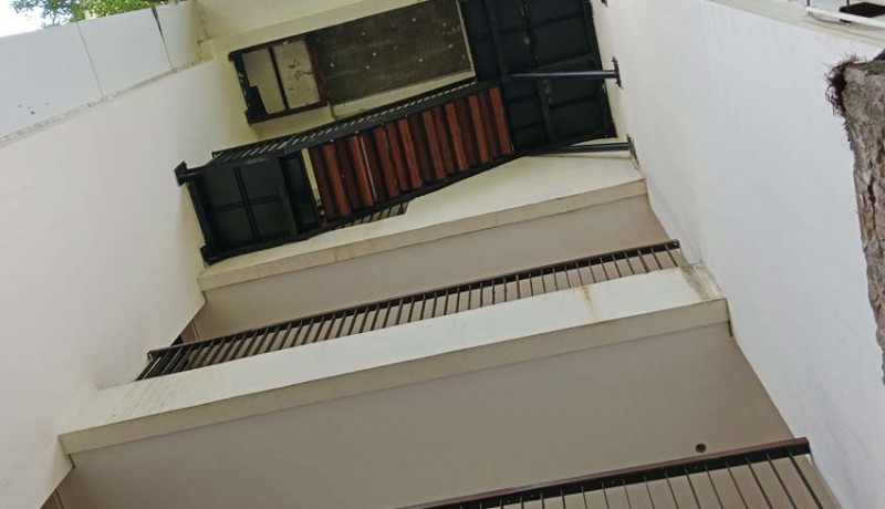 www.nusabali.com-salah-naik-tangga-bule-as-jatuh-dari-lantai-5-hotel