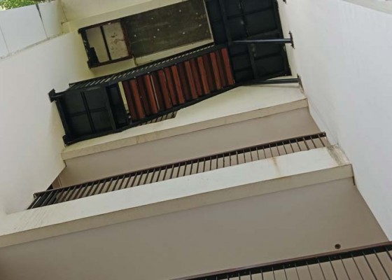 Nusabali.com - salah-naik-tangga-bule-as-jatuh-dari-lantai-5-hotel