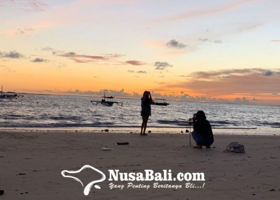 Nusabali.com - pantai-kelan-menikmati-indahnya-sunset-sambil-jepret-pesawat-landing