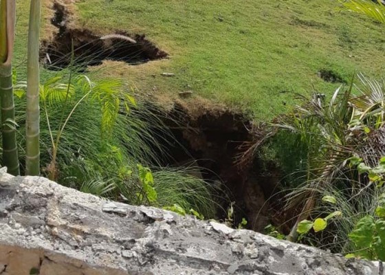 Nusabali.com - tebing-longsor-di-pantai-balangan-akibat-gempa-bumi
